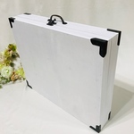 ホワイトの木製トランク型什器（45×37）