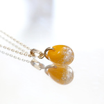 銀箔をちりばめたハンドメイドガラスのネックレス / オレンジ