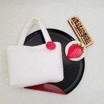 ショートケーキイメージのミニチュアトートバッグとイチゴのブローチ　バッグにつけるミニバッグ