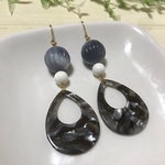 大人ブラックの春の大ぶりピアス