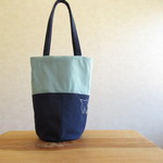 ほそながいトートバッグ　鳥さんの刺繍、ネイビー、ブルー
