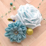 ≪つまみ細工≫薔薇の髪飾り アイスブルー