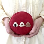 おにぎりのビーズ刺繍ポーチ