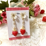 パールのお花とイチゴのイヤリング.ピアス（送料込み）