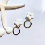 プルメリアシェルピアス