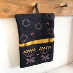 刺繍なべつかみ『花とチョウ』 黒