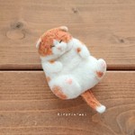 【受注製作】お膝でごろりん♪茶白ぶち猫さんのブローチ