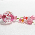 薄い赤色のガラスに桜の花の「とんぼ玉」ストラップ　あすなろ M-452