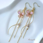 大人可愛い・ワイヤーバタフライとロングチャームの揺れる春ピアス(ピンク・フラワー・お花・ゆらゆら・揺れる・チェーン・ウェーブ)