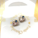 青のビジューピアス