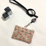リバティ ローズマリー 両面使えるネームホルダー/リール式ネックストラップ付きIDカードホルダー