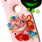 蓄光で目が光るチャシャネコとベリーのスマホケース