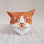 ブローチ　眠る猫　（よだれ付き）