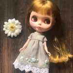 ライトグレーリネンのネックレス風ワンピース＊麻のアウトフィット＊刺繍とビーズのドール服＊ネオブライス 、りかちゃんサイズ