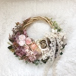 アンティーク調の薔薇のハーフムーンリース