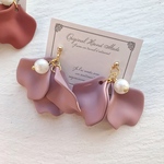 新色♡ 花びらとコットンパール風ピアス