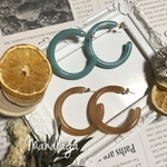 アクリルパーツの大振りフープピアス