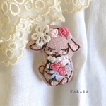 花束を持ったたれ耳うさぎさん🐇刺繍ブローチ　ピンク