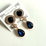 【送料無料】ブラックカボションと深みブルーのドロップイヤリング