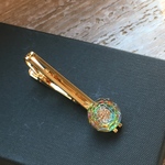 チェコ　ガラスボタンの新緑ネクタイピン