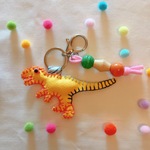ティラノザウルス 恐竜 怪獣 イエロー 黄色 フェイクレザー キーリング キーホルダー 刺繍 ウッドビーズ