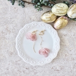 くすみピンクのシフォンの花びらとパールゆらゆらアシンメトリーネジバネイヤリング（ピアス変更可）さくら桜