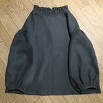 フレンチリネンのフリルネックブラウス　カーキ