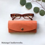 ◆メガネケース◆ 本革　真鍮　上品　ロロマレザー　立体　春色　オトナ　サングラスケース　眼鏡入れ　レザー　革　拘り　男女兼用　ユニセックス　コンパクト　シンプル　スタイリッシュ　経年変化　