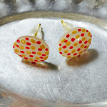 ツヤありつぶつぶ模様の丸いピアス