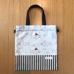 持ち手付き　30×28cm巾着袋　（さめ）