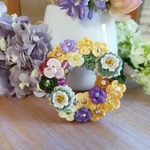 シロツメクサと菜の花のリースブローチ