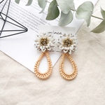 𓐍ビーズフラワー×ラタン𓐍 ピアス  イヤリング  大ぶり  インポート　お呼ばれ　大人カジュアル　人気　可愛い　オシャレ
