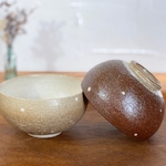 水玉模様のごはん茶碗（アイボリー・ブラウン各1点）
