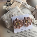 beige・Flower・ピアス