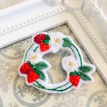 苺の刺繍ブローチ(C)