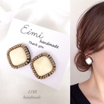 【EIMI】刺繍ブロンズビーズカボション×ホワイト ＊ ピアス/イヤリング