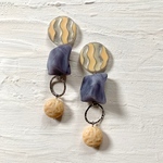 ベージュ×ブルーピアス