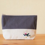 おめかし小鳥の手刺繍ポーチ（帆布・チャコールグレー）