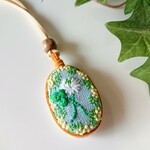 ミモザとシロツメクサの刺繍ペンダント