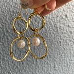 シンプルなパールとゴールドフープピアス