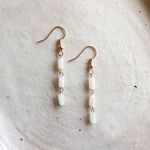 めっきガラスの連なるピアス オーロラホワイト スクエア_お呼ばれにも！