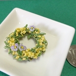 ミニチュアの花(ミモザのパンジーのリース)