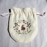 野うさぎの刺繍♡リネンの丸い巾着ポーチ