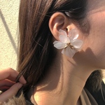 大ぶりフラワーピアス／イヤリング