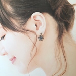 アレルギー対応✴︎silver ライト サファイア♡スワロフスキーと透かしフラワーのぶら下げピアス・イヤリング