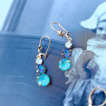 オパールカラースワロフスキーカボションのピアス-white opal silky sage-