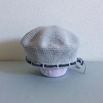 【受注制作】コットンリネンで編んだおとなしめベルベットリボンのベレー帽ホワイトグレー系