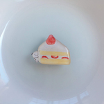ショートケーキと犬くんツヤツヤプックリミニブローチ