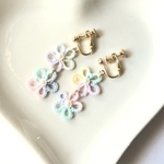 sakura様専用【送料無料】タティングレースのふたつの小さなお花のイヤリング