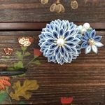 《つまみ細工》八重菊の帯留  アイスブルー